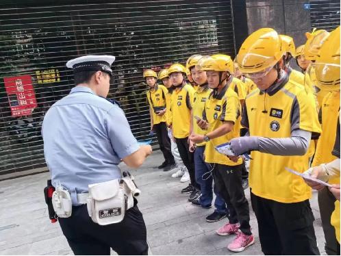 为快递员送宣传资料。青羊区融媒体中心供图