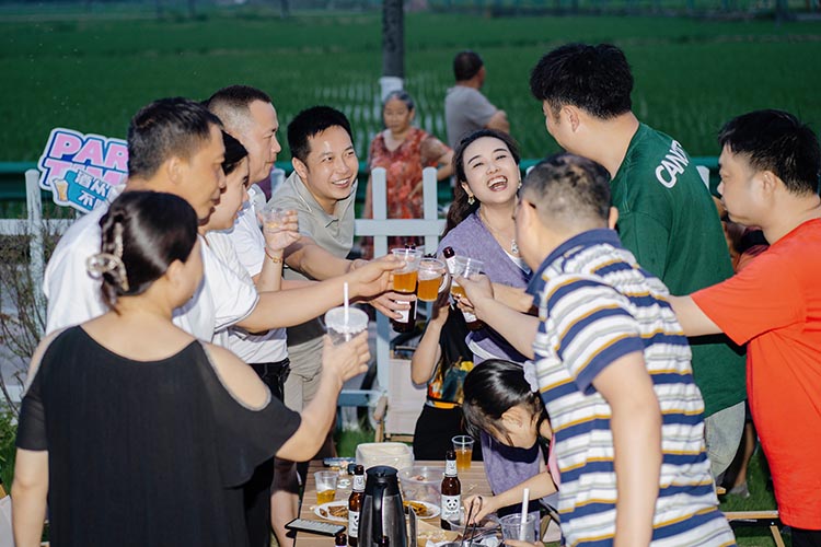 朋友一起干杯。孔继红供图