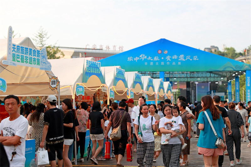 活动现场人头攒动。广安市融媒体中心供图