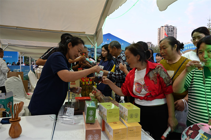 市民品尝展商带来的茶水。广安市融媒体中心供图