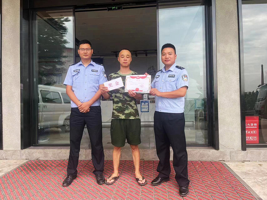 草池派出所民警专程对黄老板表示感谢。成都市公安局东部新区分局供图