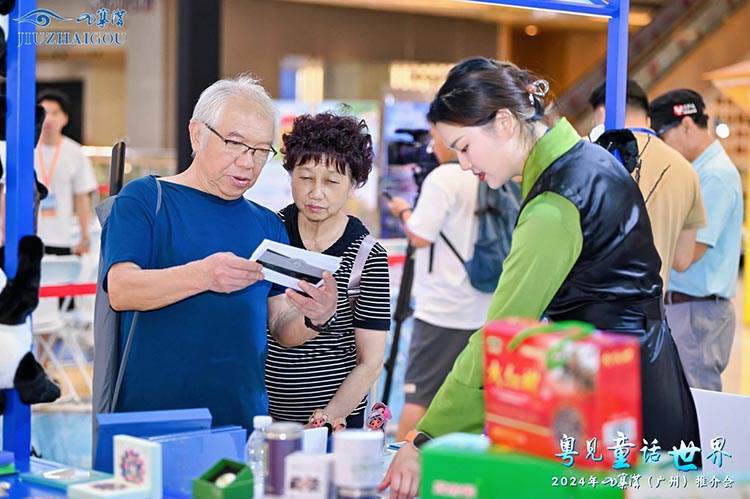 广州市民了解九寨美景。九管局供图