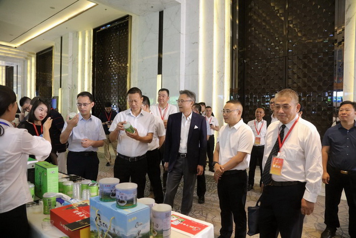 参观万源特色产品展示。马发海摄