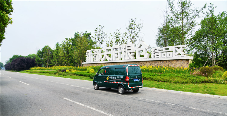 在新都“天府粮仓”精品区处处可见的邮车。四川省邮政公司供图
