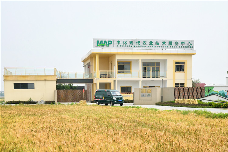 邮车直达农户，将新鲜、质优、实惠的农产品送出村运锦城。四川省邮政公司供图