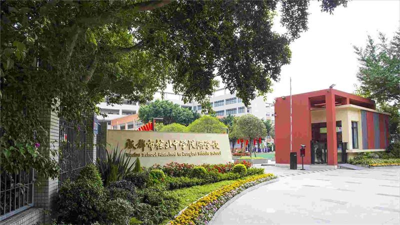 学校大门。李华摄