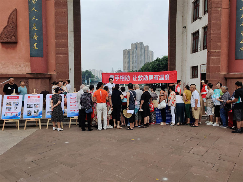 “619”救助开放日宣传暨启动“夏季送清凉”专项救助行动系列活动现场。彭山区委宣传部供图