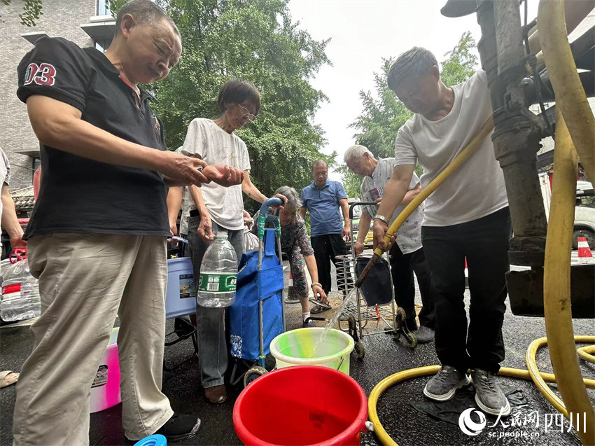 为居民送水。人民网记者 李平摄