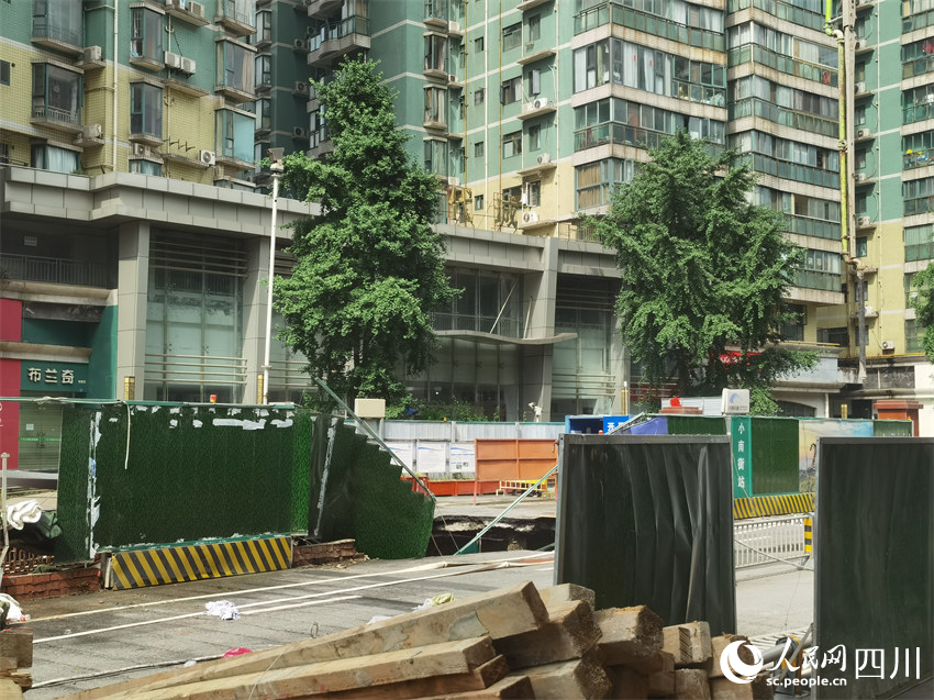 路面塌陷现场。人民网记者 郭莹摄