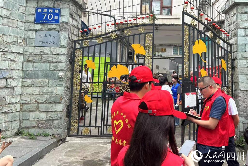 志愿者组织附近小区人员撤离。人民网记者 李平摄