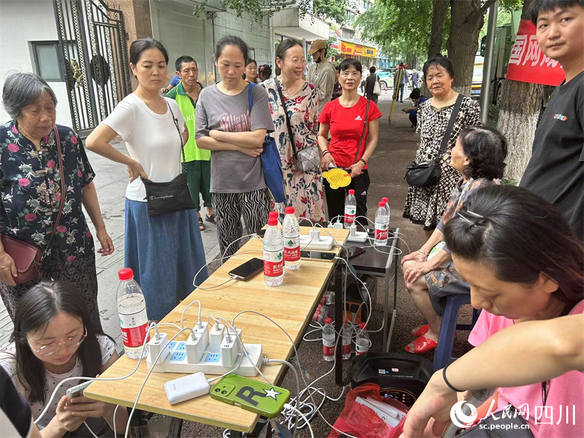 为居民提供充电服务。人民网记者 李平摄