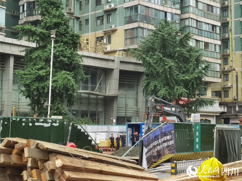 路面塌陷现场。人民网记者 郭莹摄