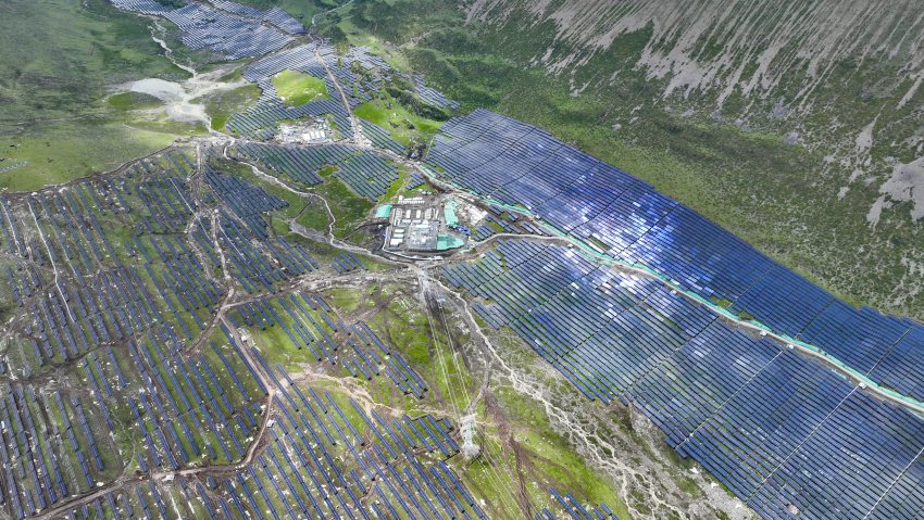 华电金川新能嘎斯都一期20万千瓦光伏项目。金川县融媒体中心供图