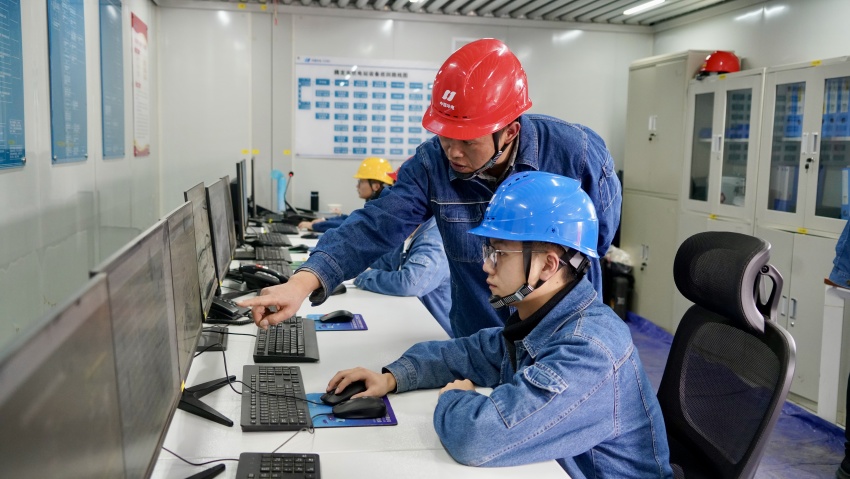 光伏电站全面投产运行，员工正在实时监控数据。华电新能源供图