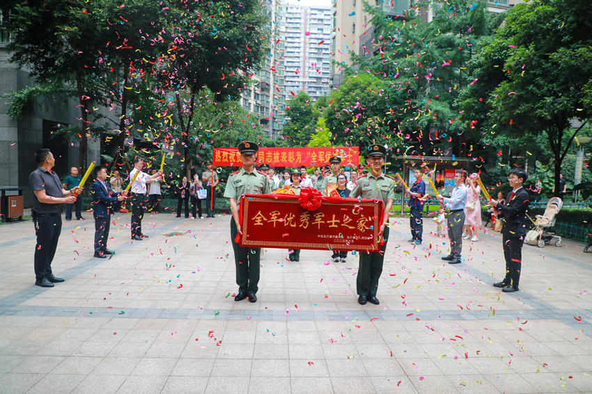 军地相关部门“登门送喜”。武警四川总队供图