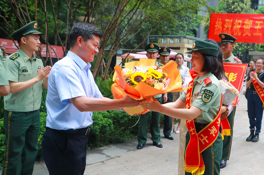 送喜报现场。武警四川总队供图