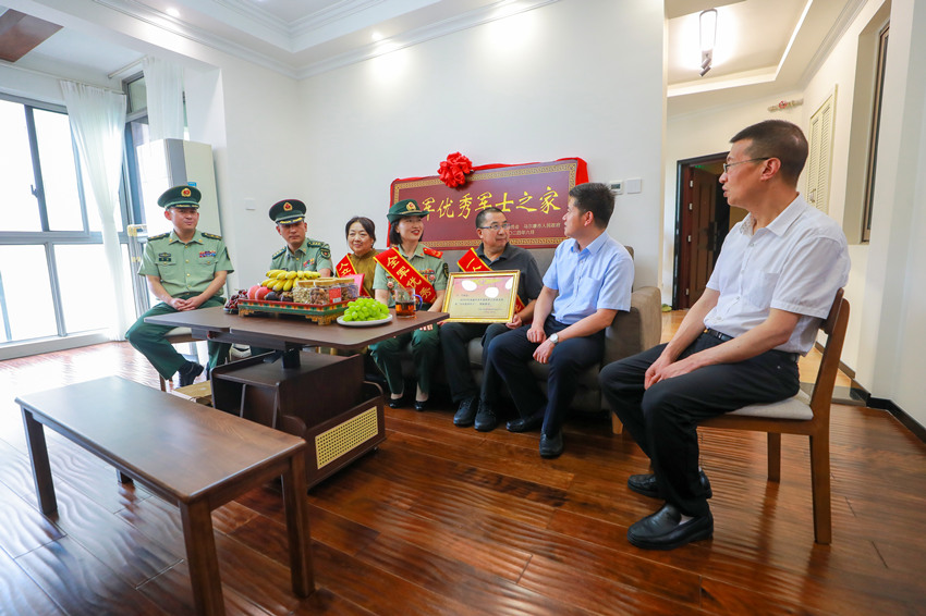 王雪亲友脸上写满了激动与自豪。武警四川总队供图