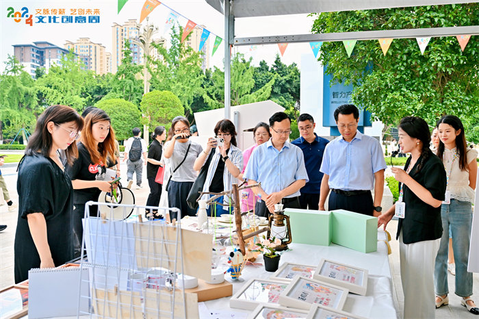 开幕式后，学院领导与嘉宾参观了展览。四川文化产业职业学院供图