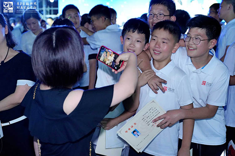 毕业了，留下美好记忆。青羊区教科院附属实验学校供图