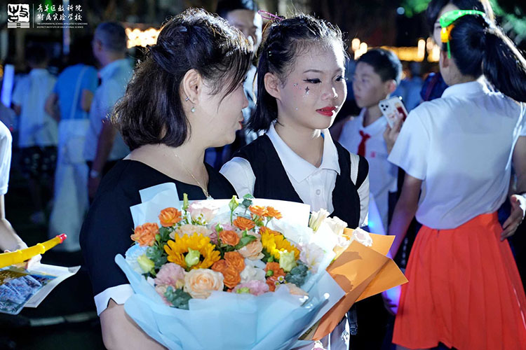 和家長一起參加畢業典禮。青羊區教科院附屬實驗學校供圖