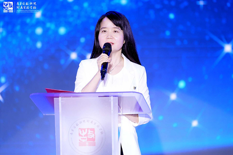 青羊区教育工委书记、区教育局党组书记何媛致辞。青羊区教科院附属实验学校供图