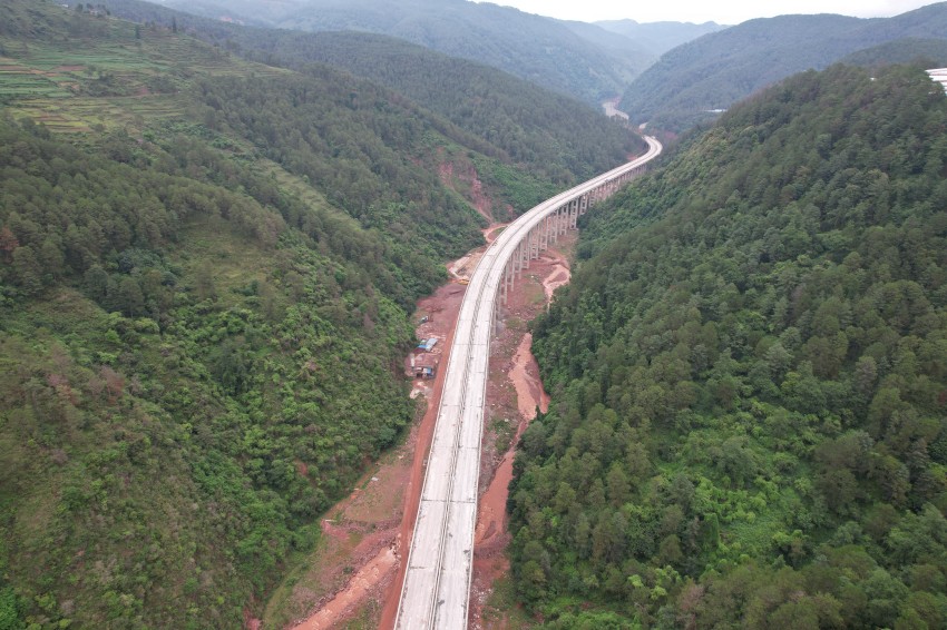 西昭高速公路北山村2號特大橋梁體架設順利完成。中鐵六局供圖