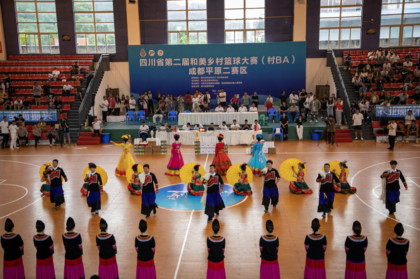 比赛现场充满民族特色。何为摄