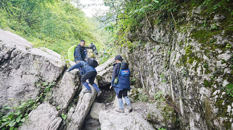 巡护队行走在山谷里。崇州市融媒体中心供图
