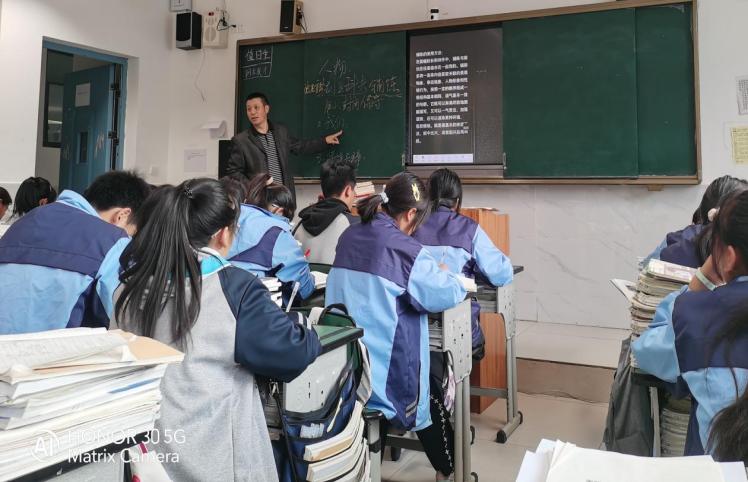 广汉老师在金阳县讲课。广汉市融媒体中心供图