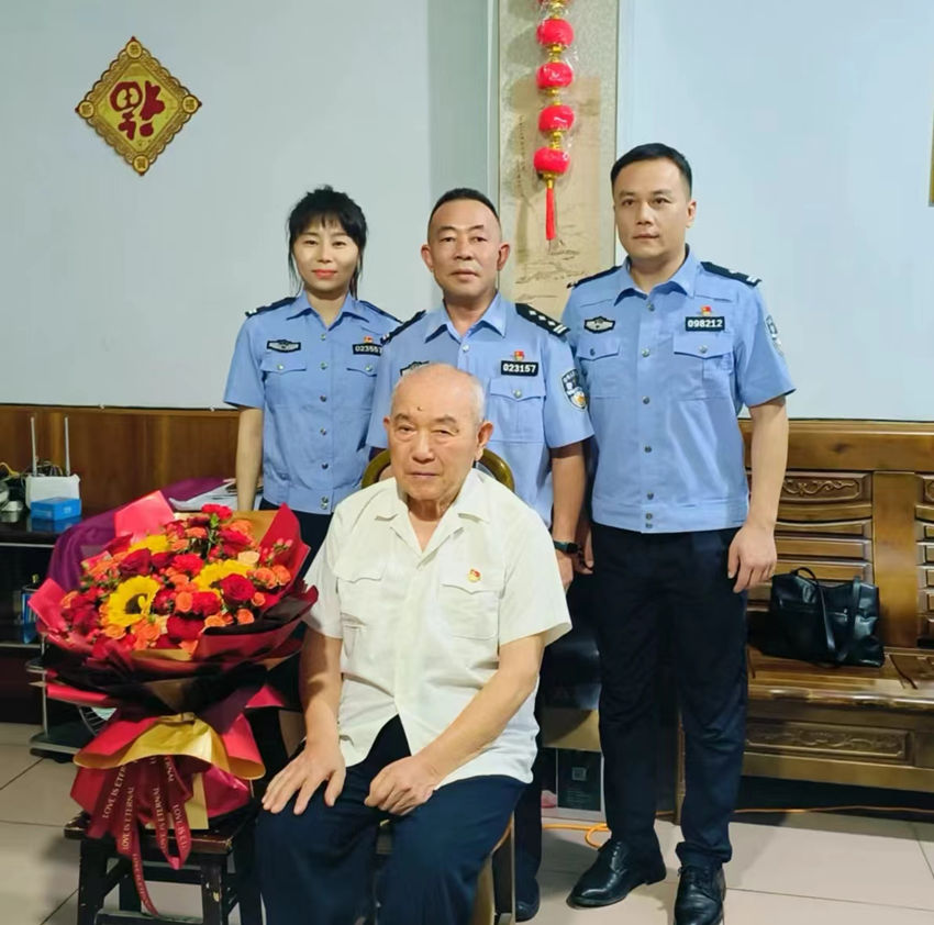 民警與老人合影。瀘州公安供圖