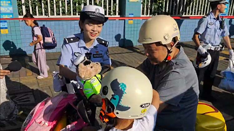 交警為家長和孩子送上“交警小熊”。成都交警四分局供圖