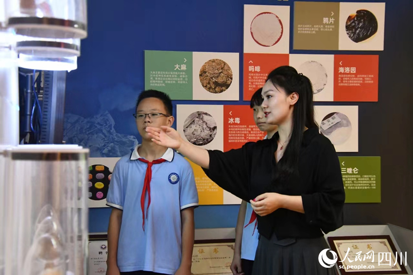 华西中学教师曾艾萍在为学生讲解禁毒知识。人民网实习生 施莹摄