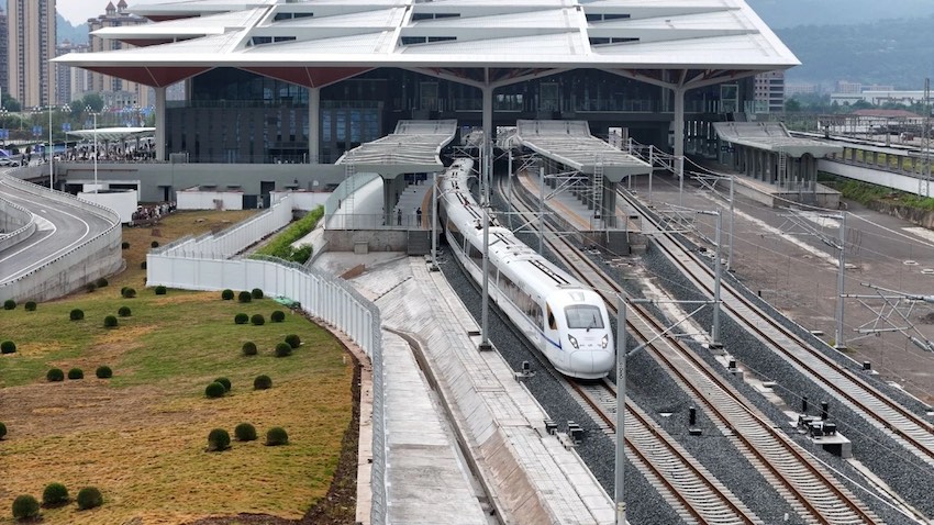 首发动车组列车从巴中东站驶出。中国铁路成都局集团有限公司供图