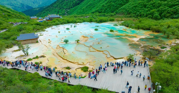 游客在黄龙景区五彩池赏美景。黄管局供图