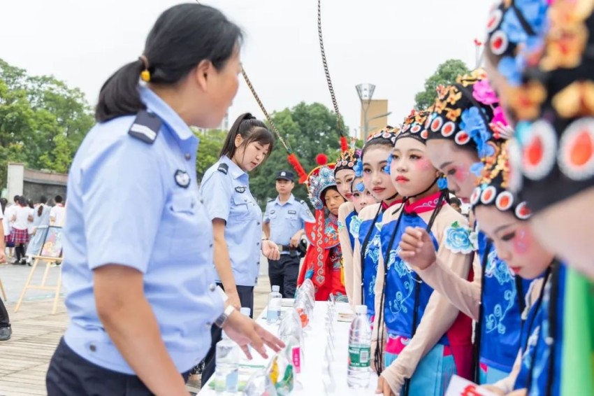 民警向小演员们讲解禁毒知识。邛崃市公安局供图