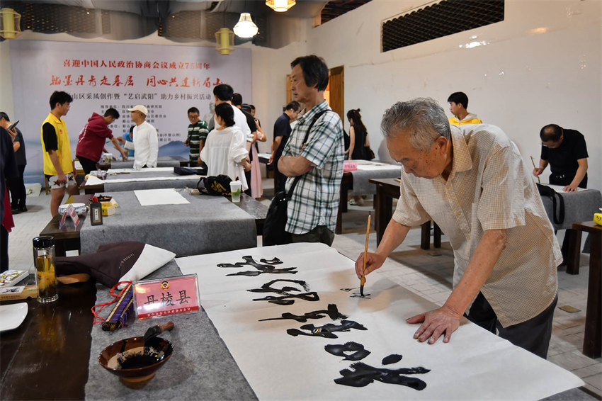 在江口古街半壁山房举行书法作品创作。彭山区委宣传部供图