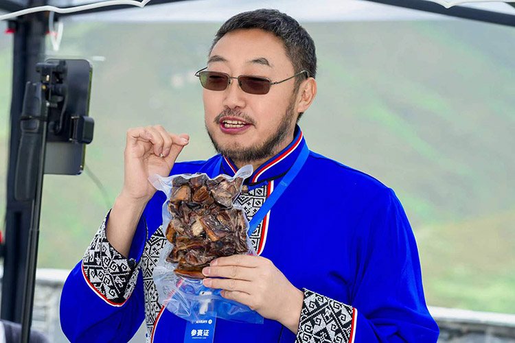 网红男主播网络直播带货。主办方供图