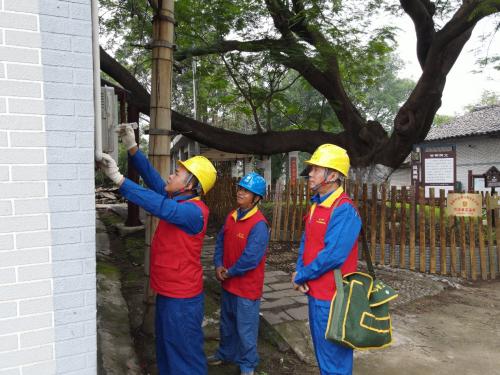 電力工人檢查電路系統。殷正豪供圖