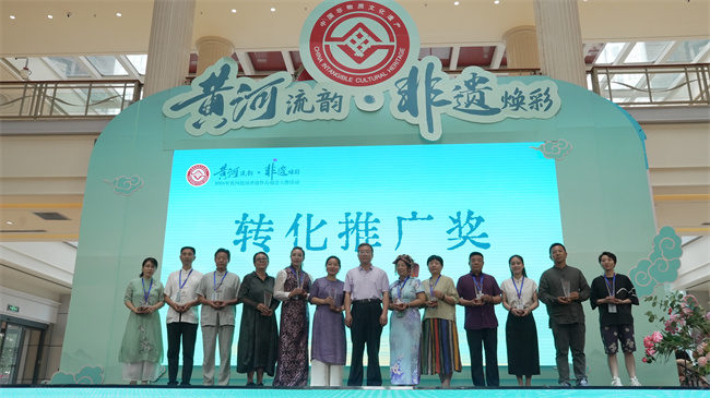 丁玉蝶创作的荣县土陶作品《石笋山居图》获奖。徐振宇供图