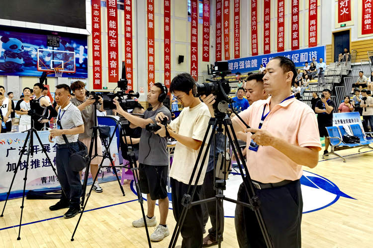 媒体直播比赛。青川县融媒体中心供图