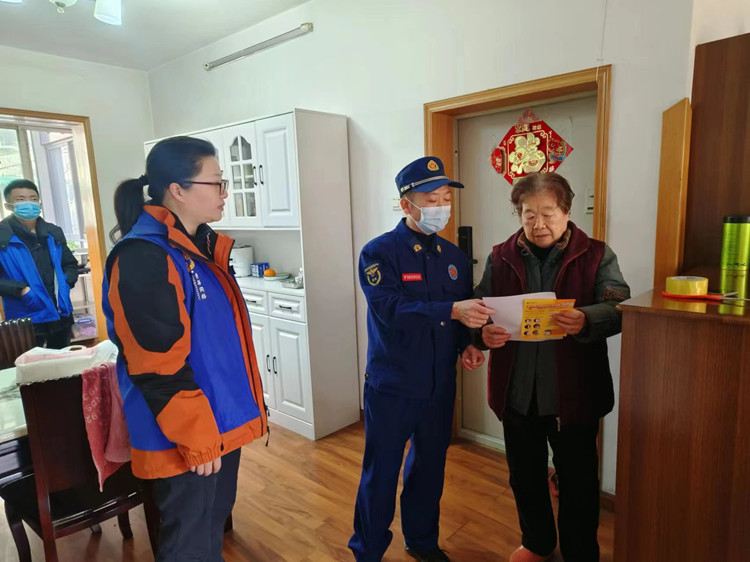 社区网格员和相关部门工作人员入户宣传。青羊区融媒体中心供图