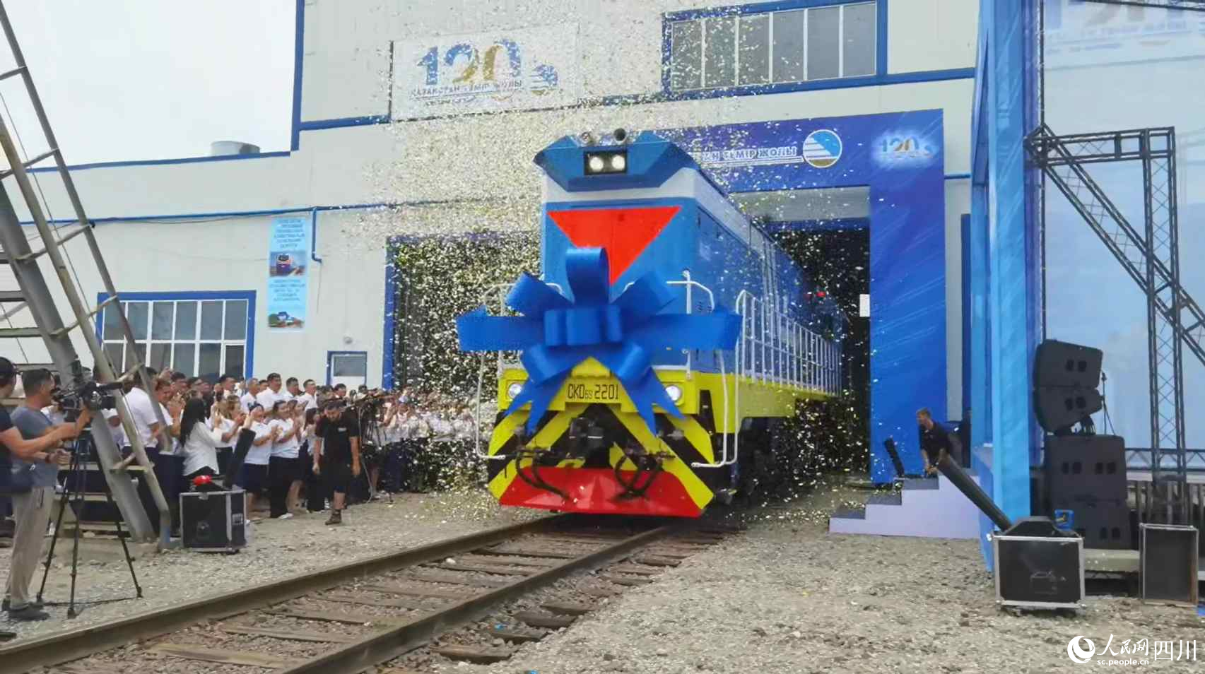 哈薩克斯坦阿騰科裡機務段為新到的“中車資陽造”首台CKD6S型調車機車舉行正式接收歡迎儀式。張膳鱺攝