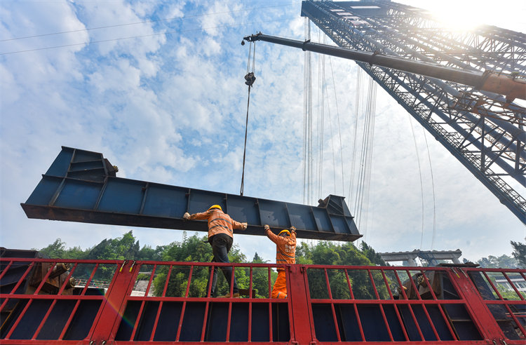 修建中的鎮廣高速白馬渠江特大橋。張國盛攝