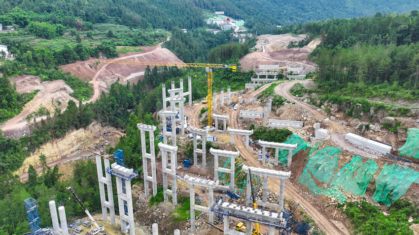 镇广高速通广段（平昌境）云台隧道出口端前云台互通桥墩林立。镇广高速供图