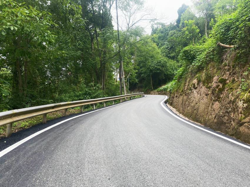 铺设沥青后的苦竹溪至双鱼湖水库段道路。通川区融媒体中心供图