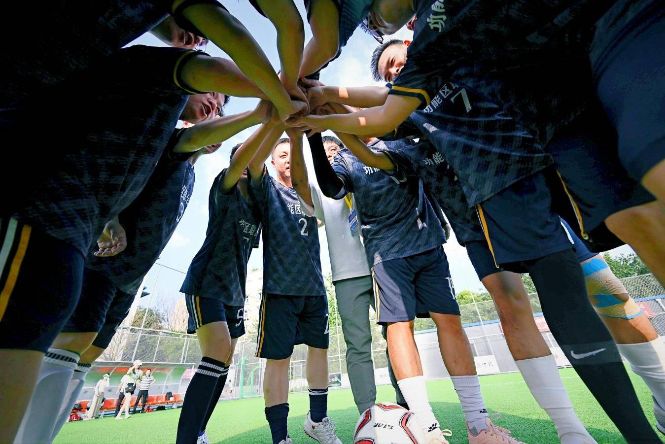 球员们开赛前加油助威情况。金牛区文体旅局供图