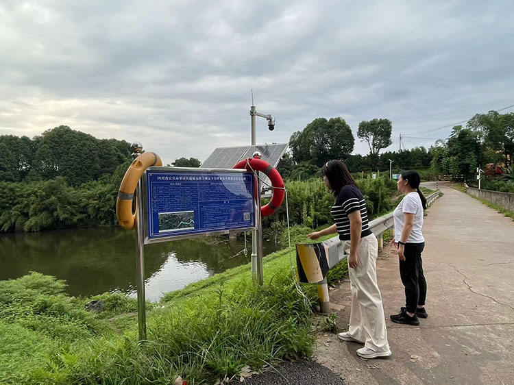 宗場鎮雨后巡查水位。翠屏區融媒體中心供圖