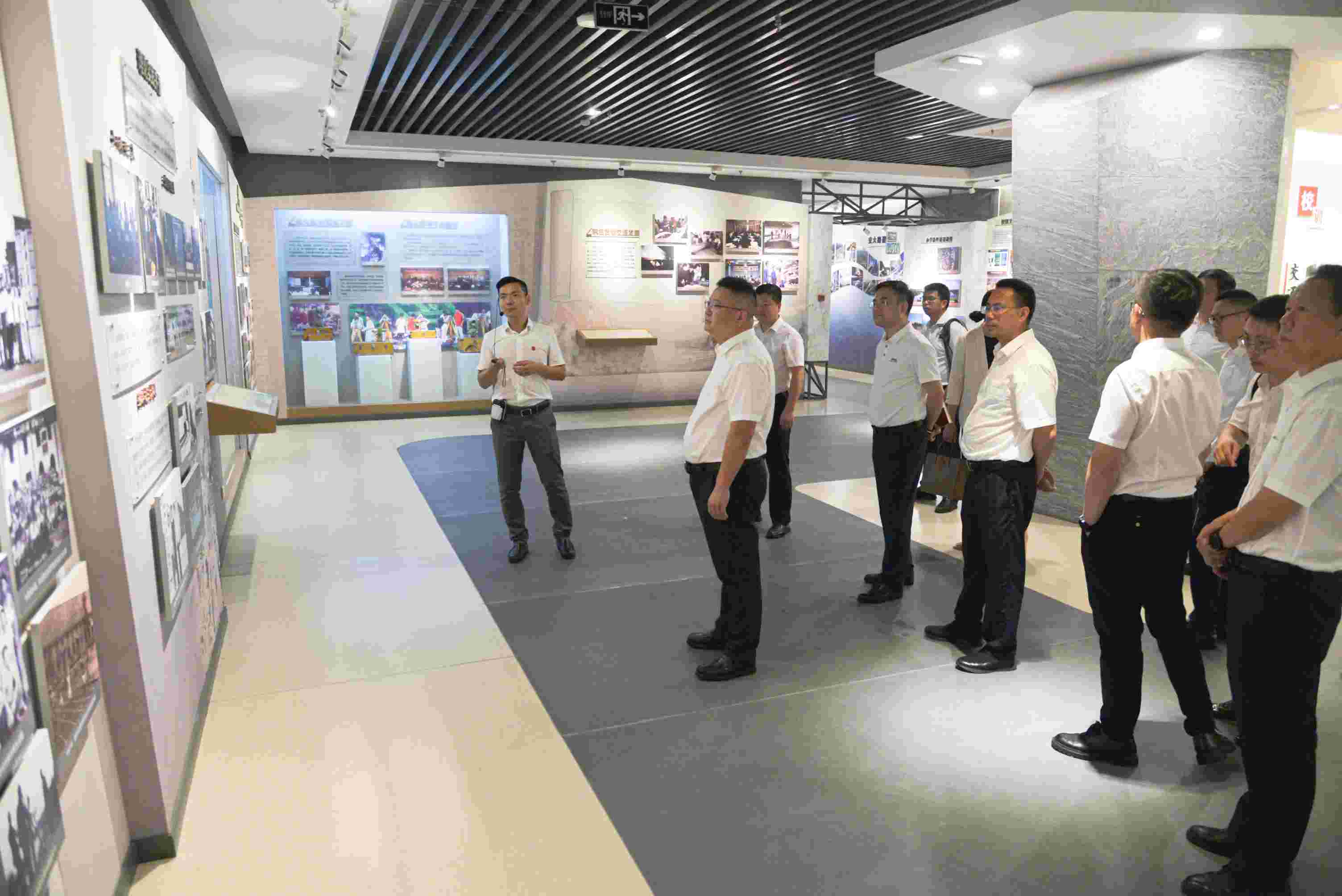 企业代表等人在重庆交通大学参观。金堂县委宣传部供图