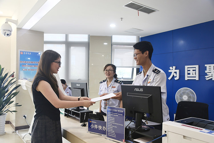纳税人在小件快办窗口办理业务。成都市税务局供图