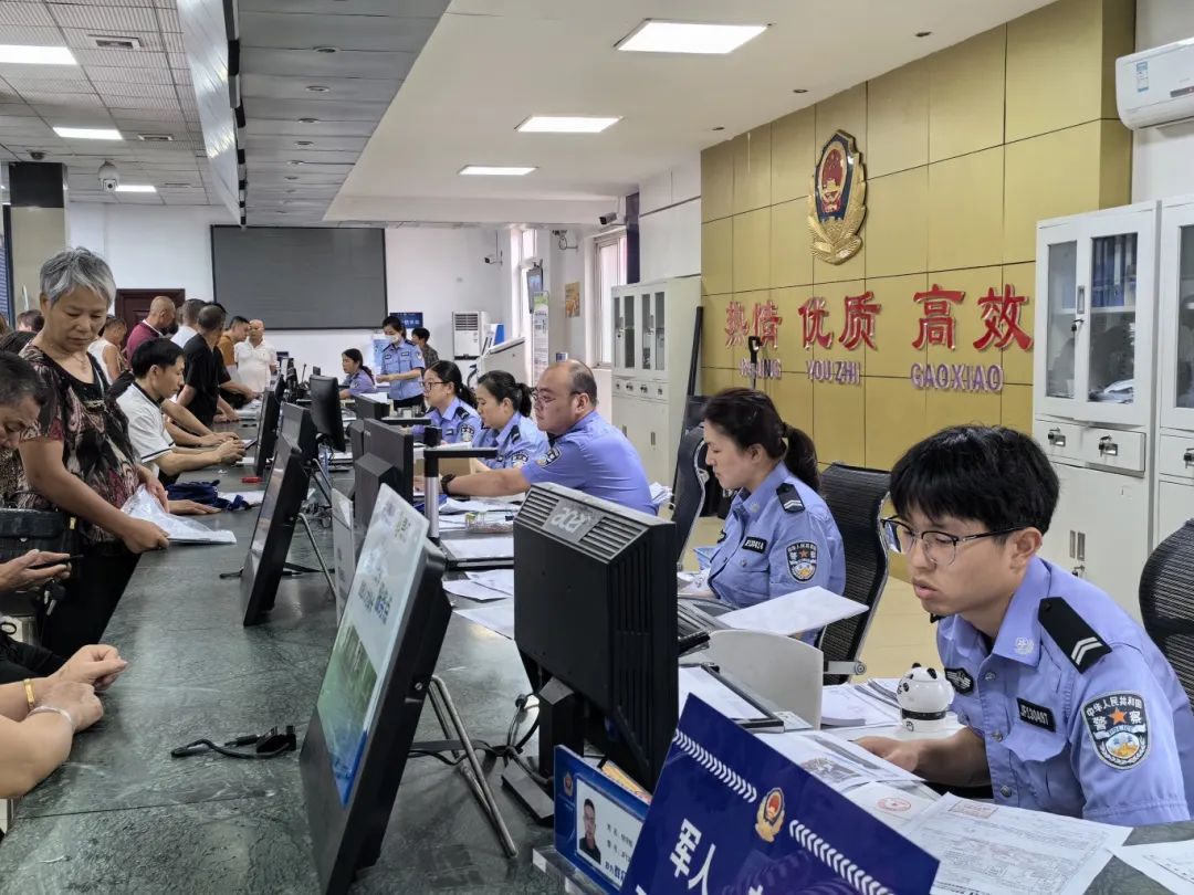 车管所办证大厅。图源彭州发布
